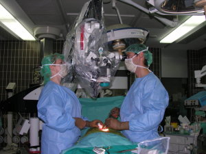 Uporaba operativnega mikroskopa pri operaciji hernije disci